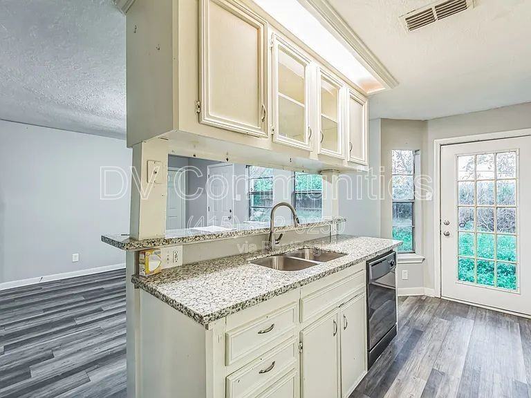 1617 3rd St - Photo 4 of 16