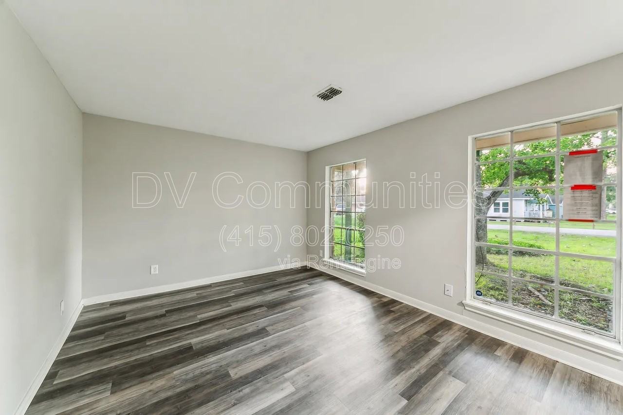 1617 3rd St - Photo 5 of 16