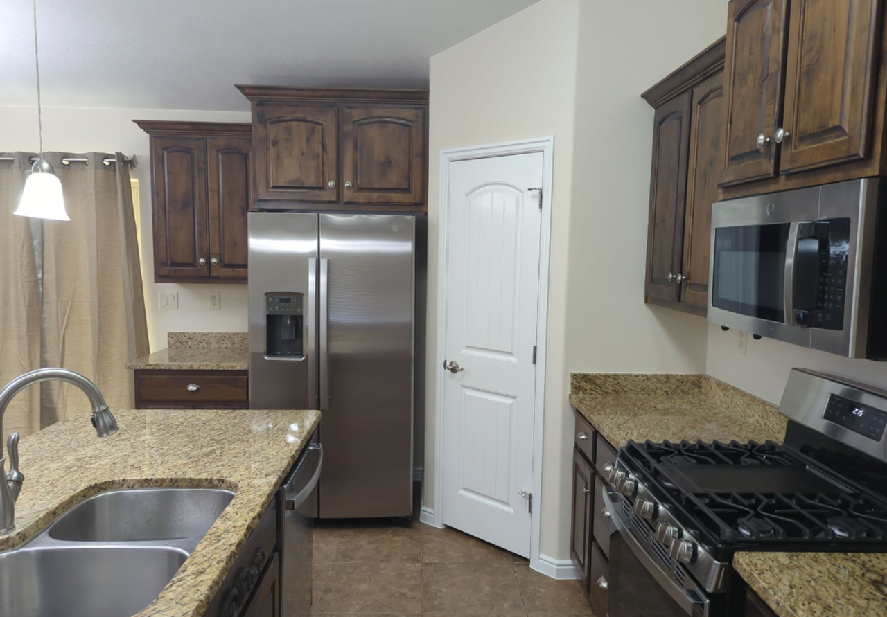 2689 W 430 N - Photo 3 of 4