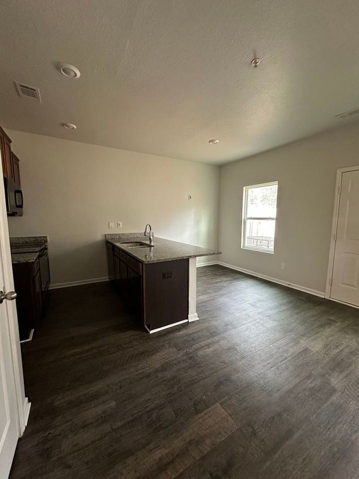 1112 Highwood Ln - Photo 2 of 14