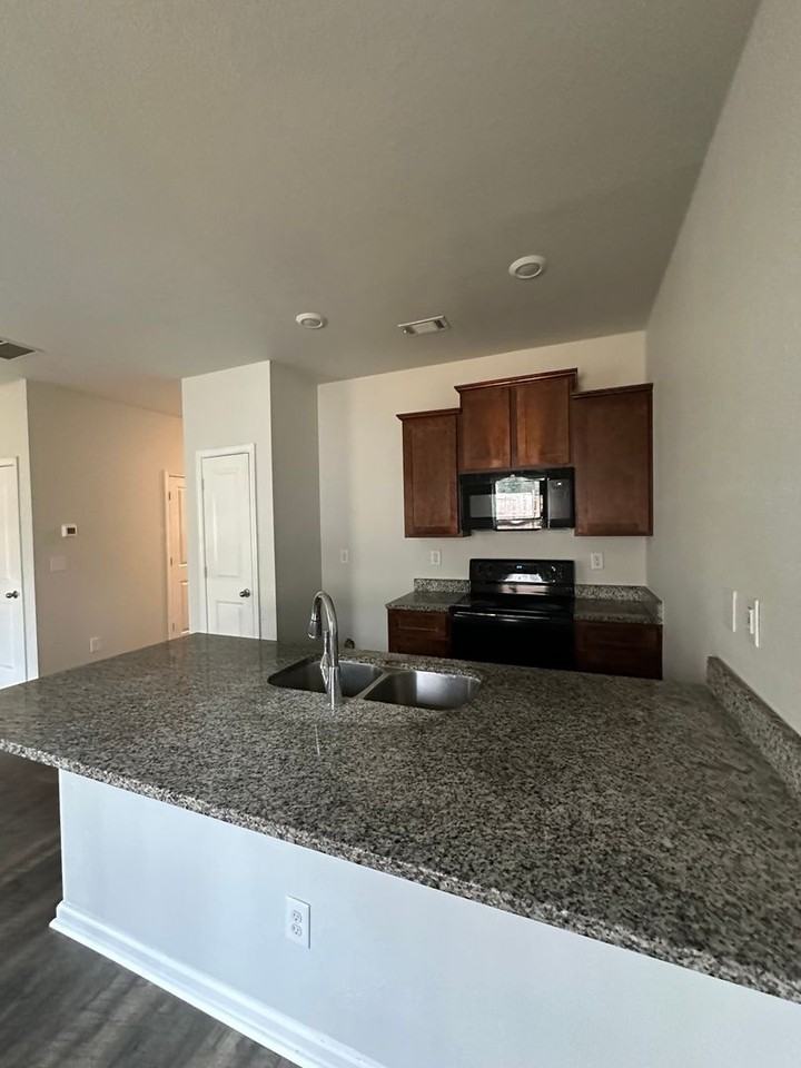 1112 Highwood Ln - Photo 3 of 14