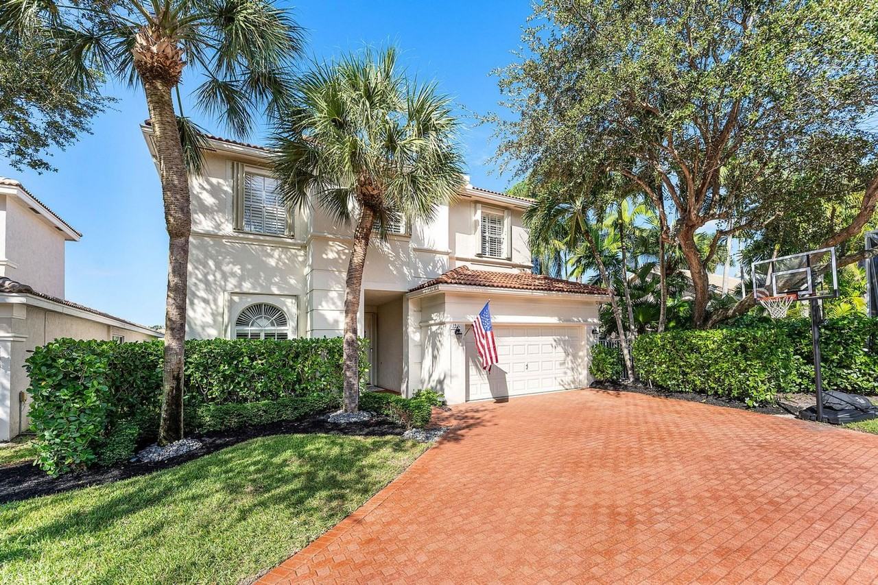 121 Palm Cir - Photo 2 of 50