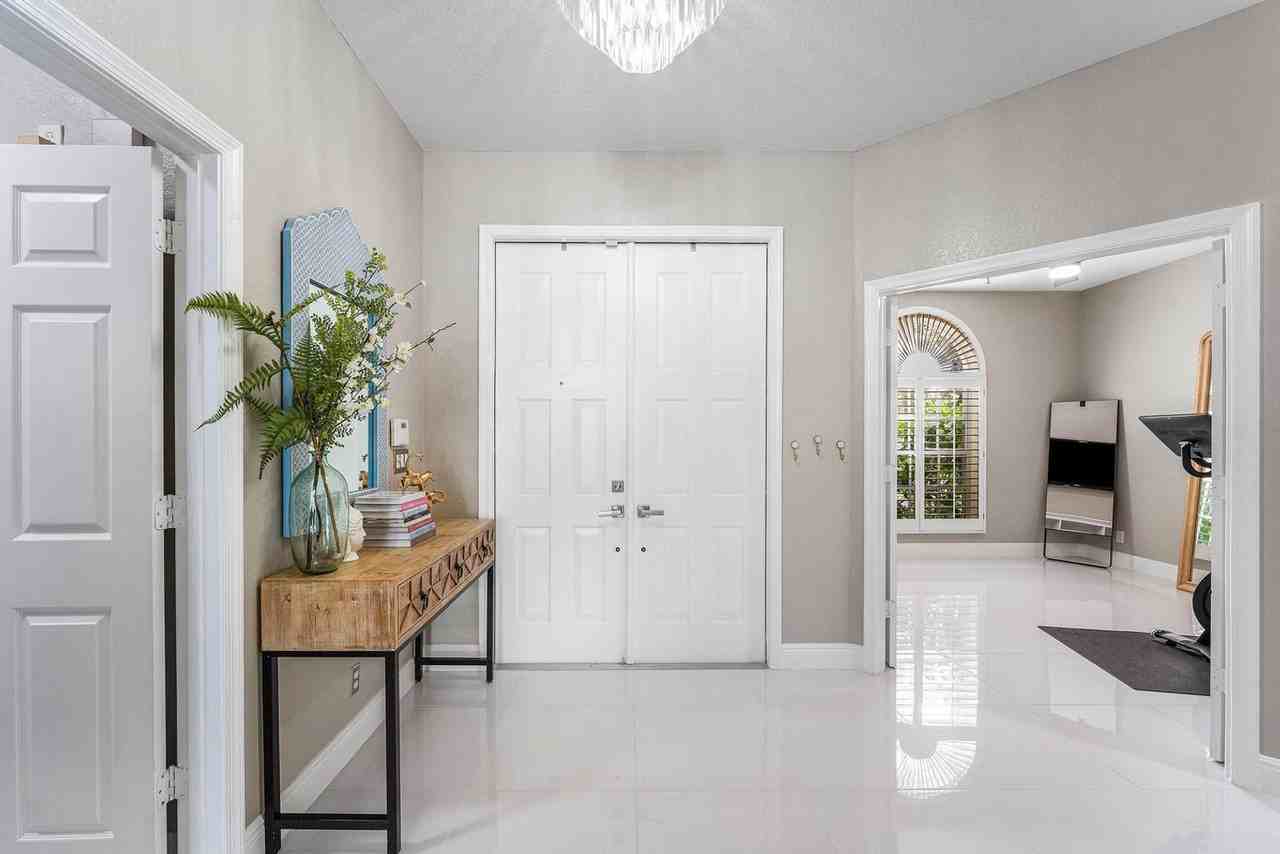 121 Palm Cir - Photo 5 of 50