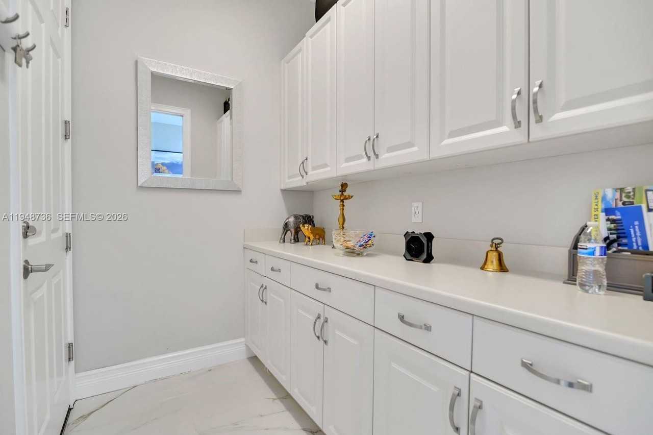 9728 Bozzano Dr - Photo 3 of 35