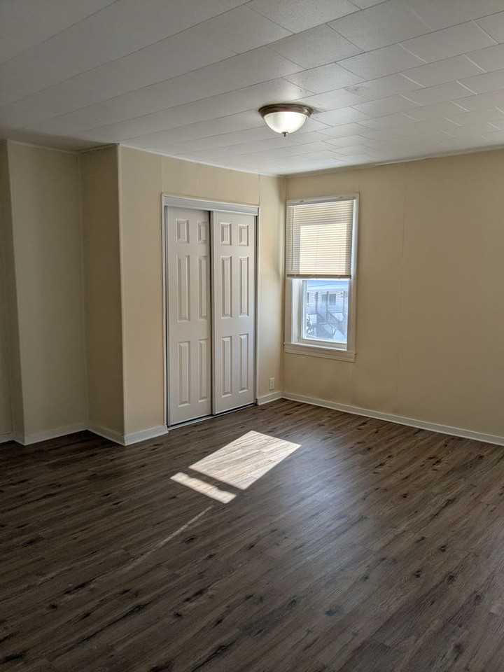 235 Richard St - Photo 5 of 10