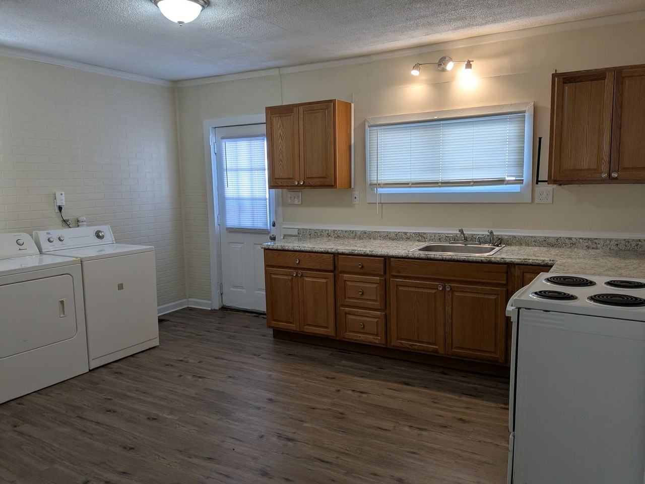 235 Richard St - Photo 6 of 10