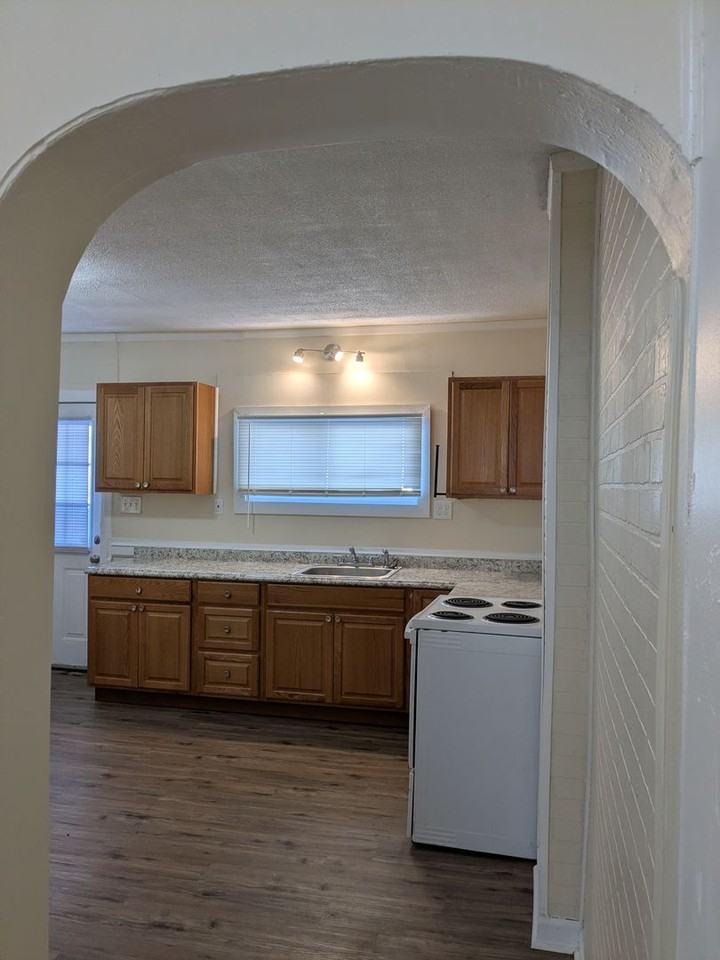 235 Richard St - Photo 7 of 10