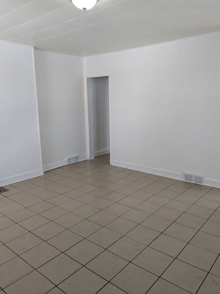 237 Richard St - Photo 3 of 7