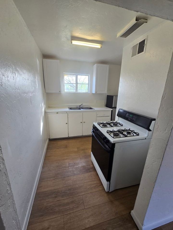 2245 S 6th Ave - Photo 3 of 18