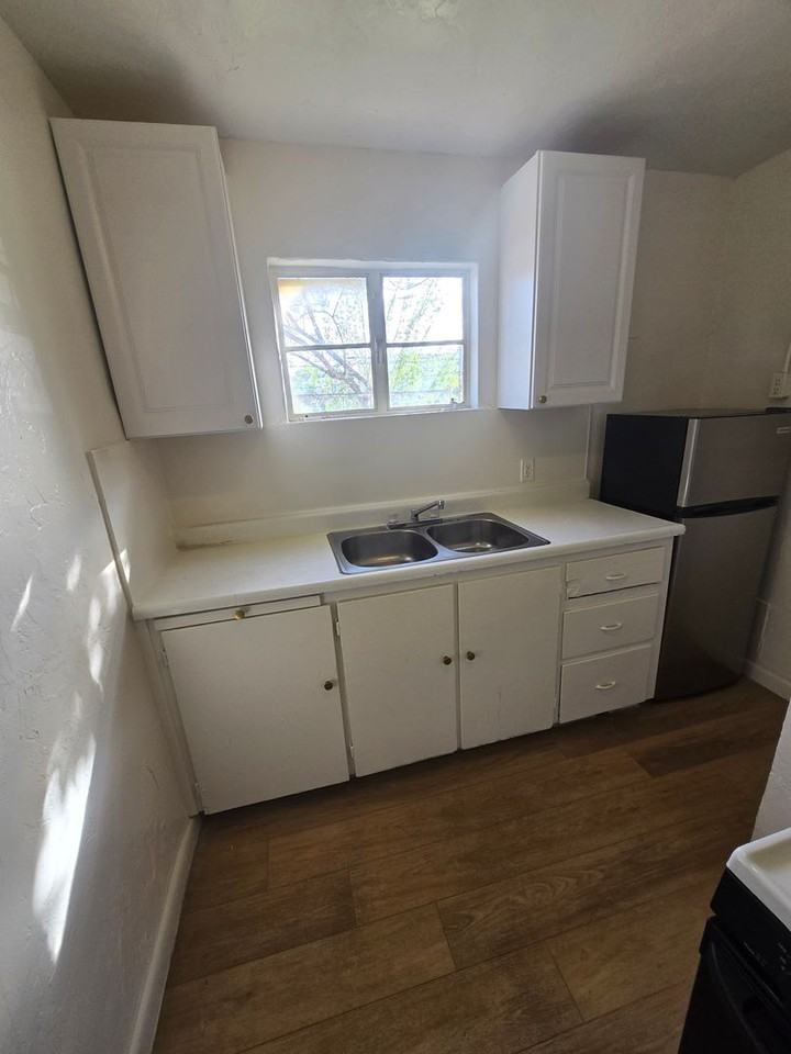 2245 S 6th Ave - Photo 5 of 18