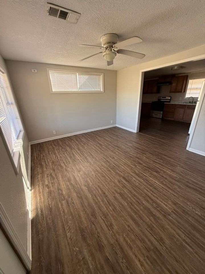 214 S Stockwell Ave - Photo 2 of 34