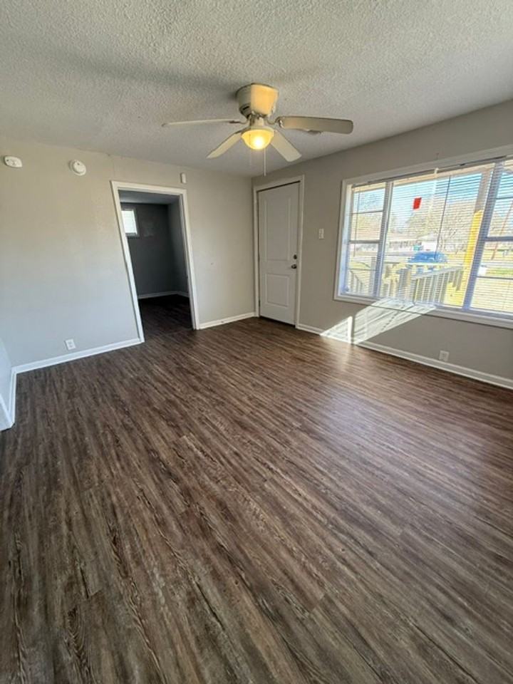 214 S Stockwell Ave - Photo 4 of 34