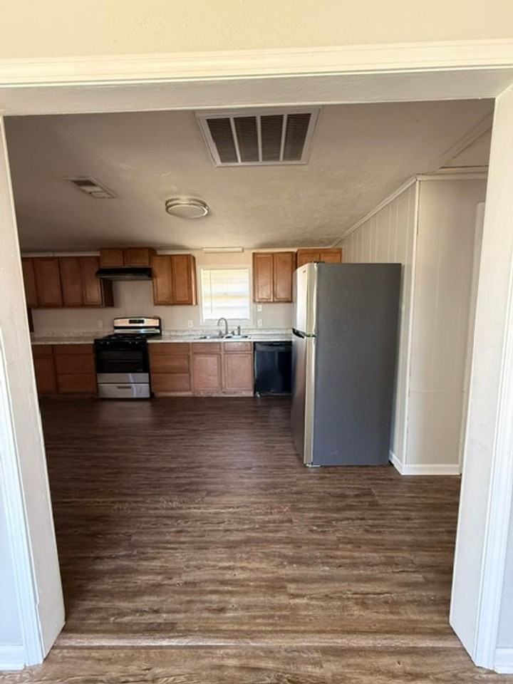 214 S Stockwell Ave - Photo 5 of 34