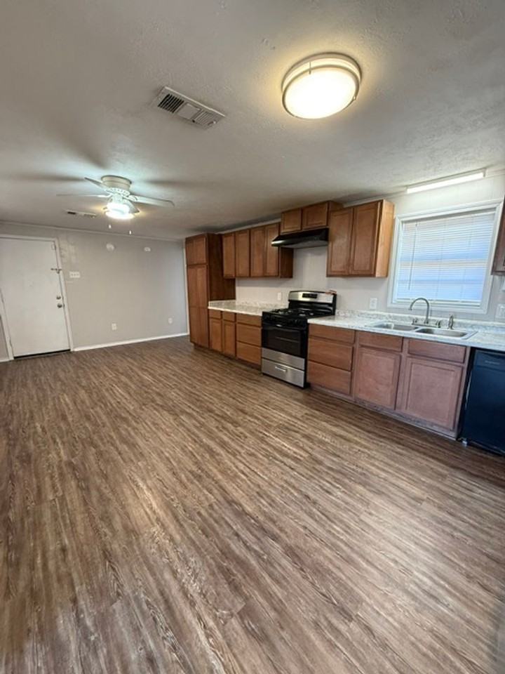 214 S Stockwell Ave - Photo 6 of 34