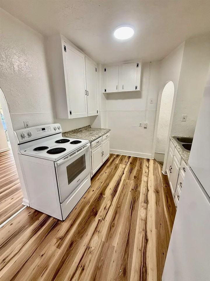 674 W Pine St - Photo 4 of 13