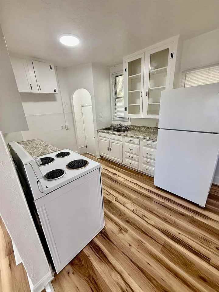 674 W Pine St - Photo 5 of 13