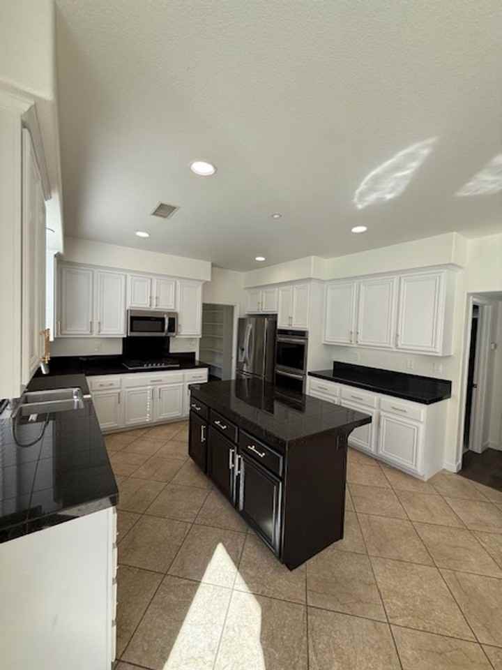 10351 Chase Creek Ln - Photo 5 of 40