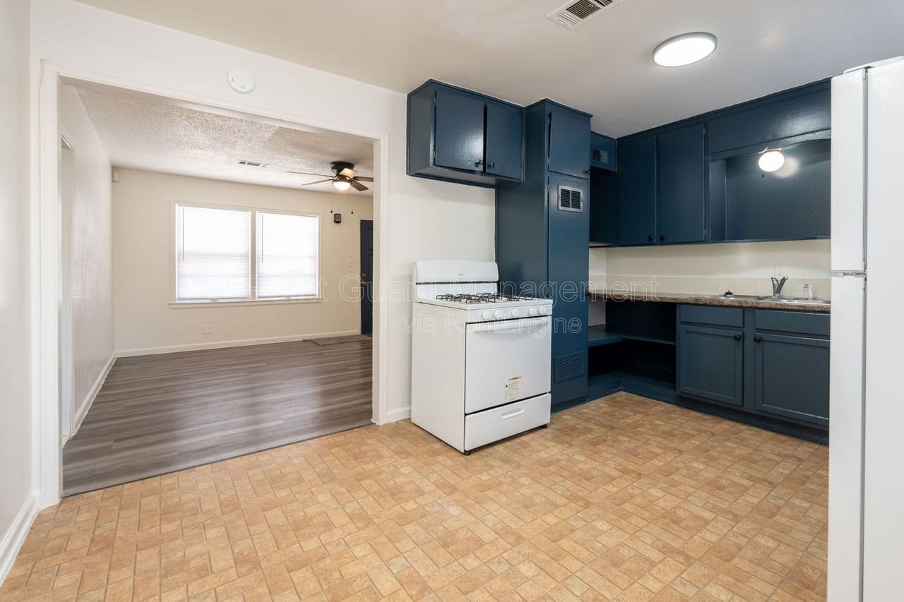 654 S Eastridge St - Photo 3 of 12