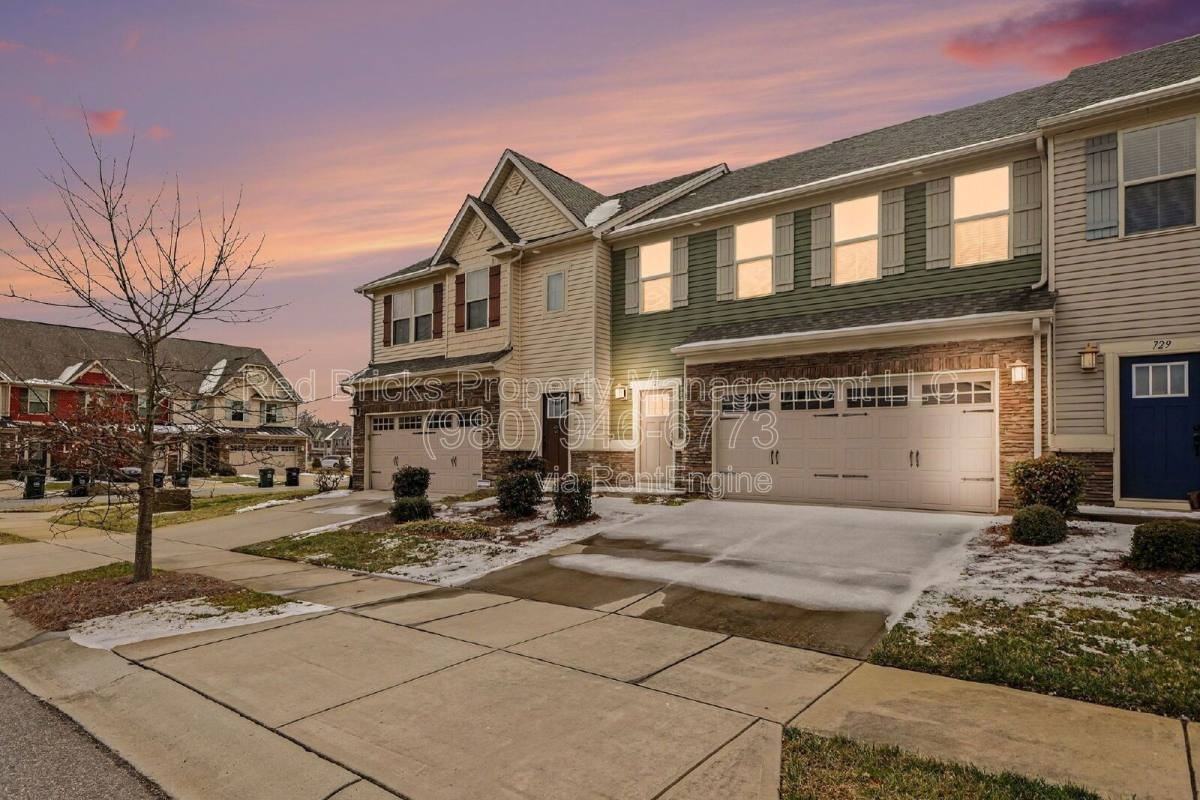 727 Dynamo St - Photo 3 of 10