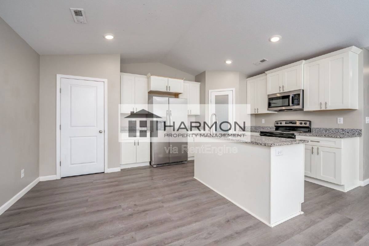 412 N Georgie Ave - Photo 3 of 10