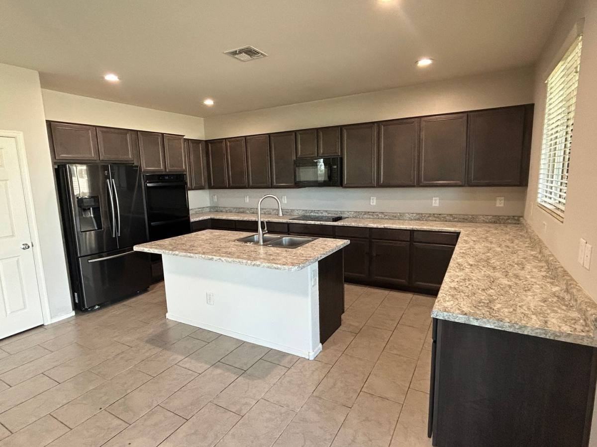 17922 W Tina Ln - Photo 3 of 10