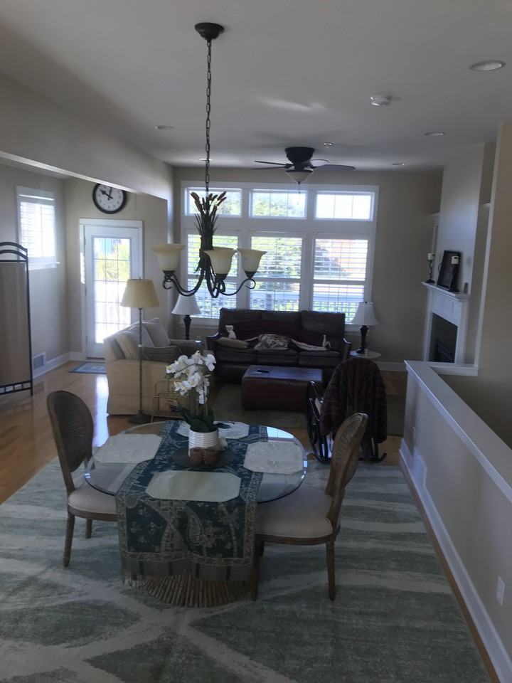 325 Nw Coast St #A - Photo 5 of 21