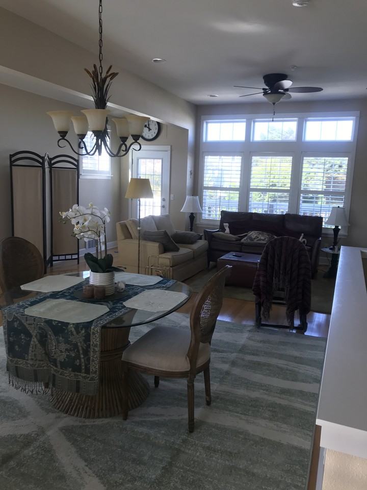 325 Nw Coast St #A - Photo 3 of 21