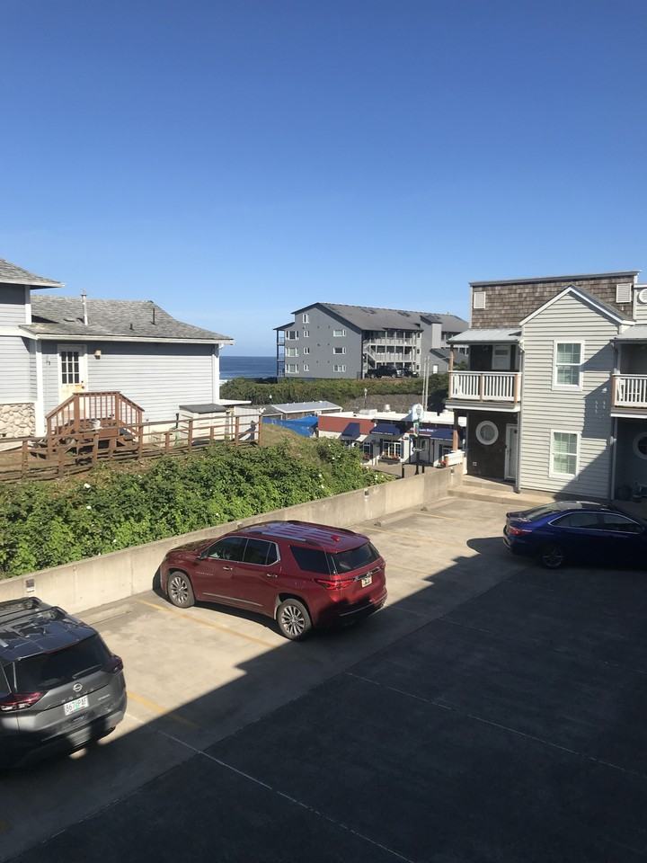 325 Nw Coast St #A - Photo 3 of 21