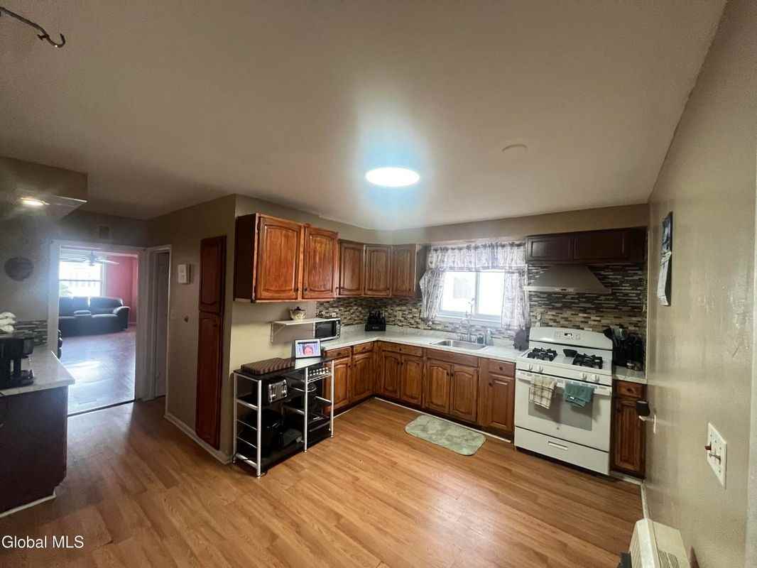 1412 Stanford St - Photo 6 of 8