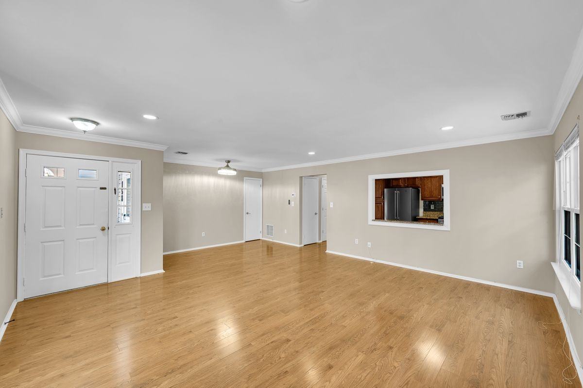 157 Tulip Ln - Photo 3 of 13