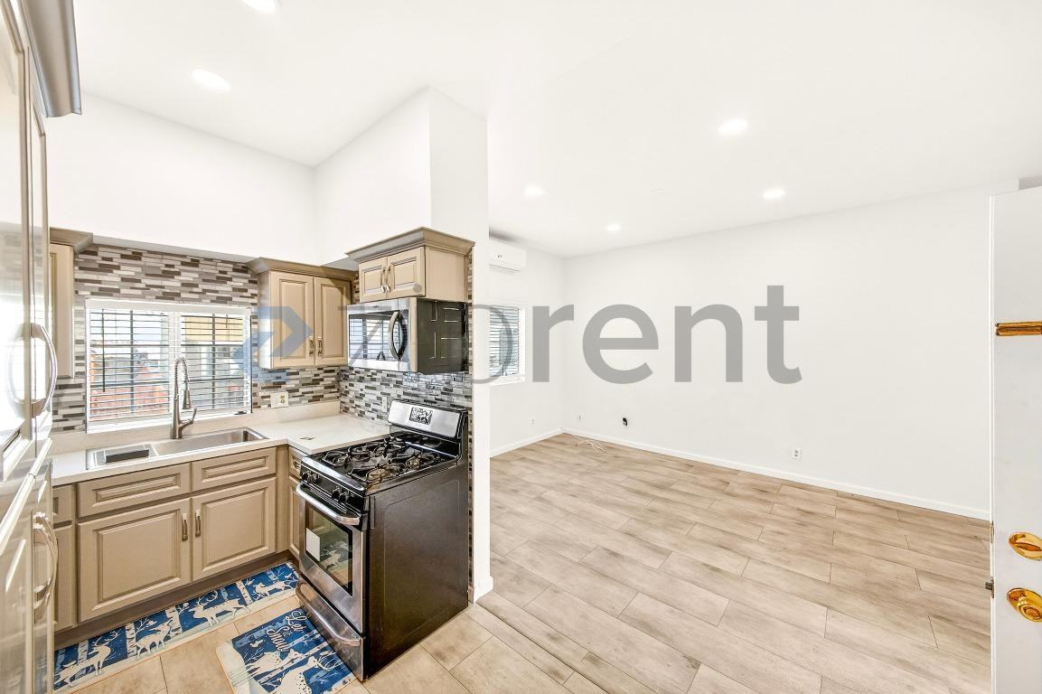 1122 Southkingsley Drive - Photo 6 of 19