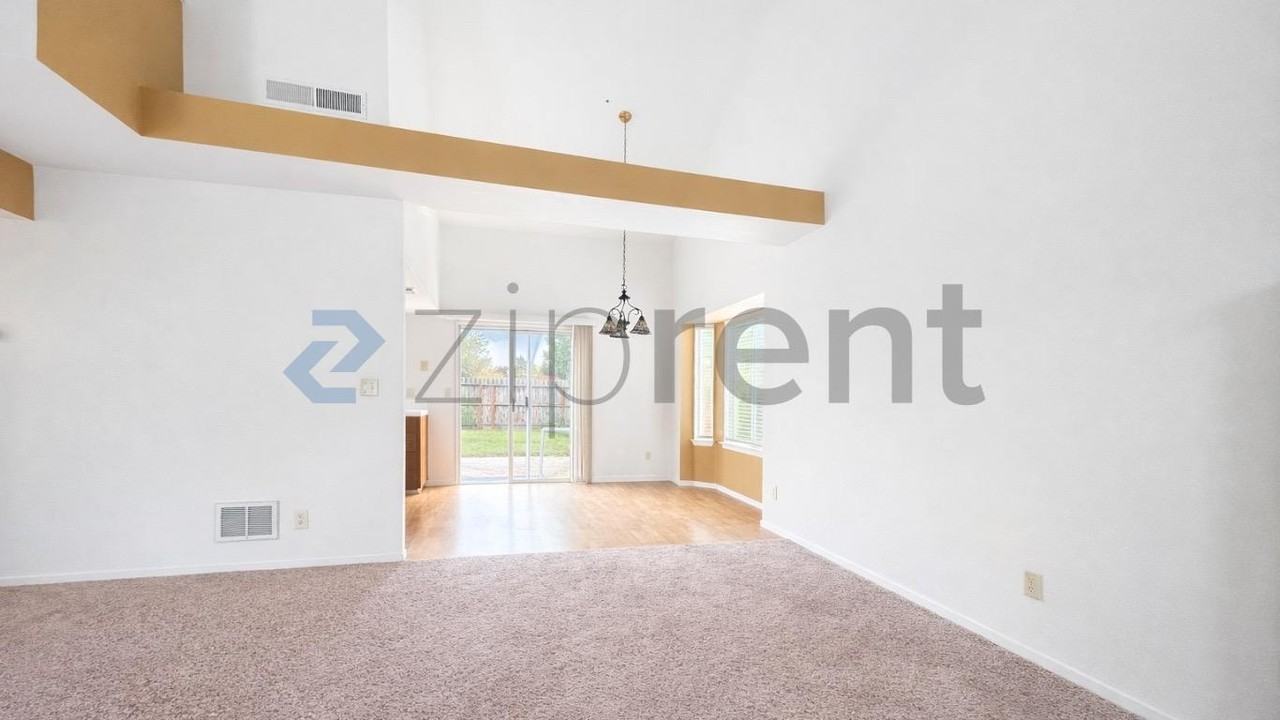 9588 N Boyd Ave - Photo 3 of 22