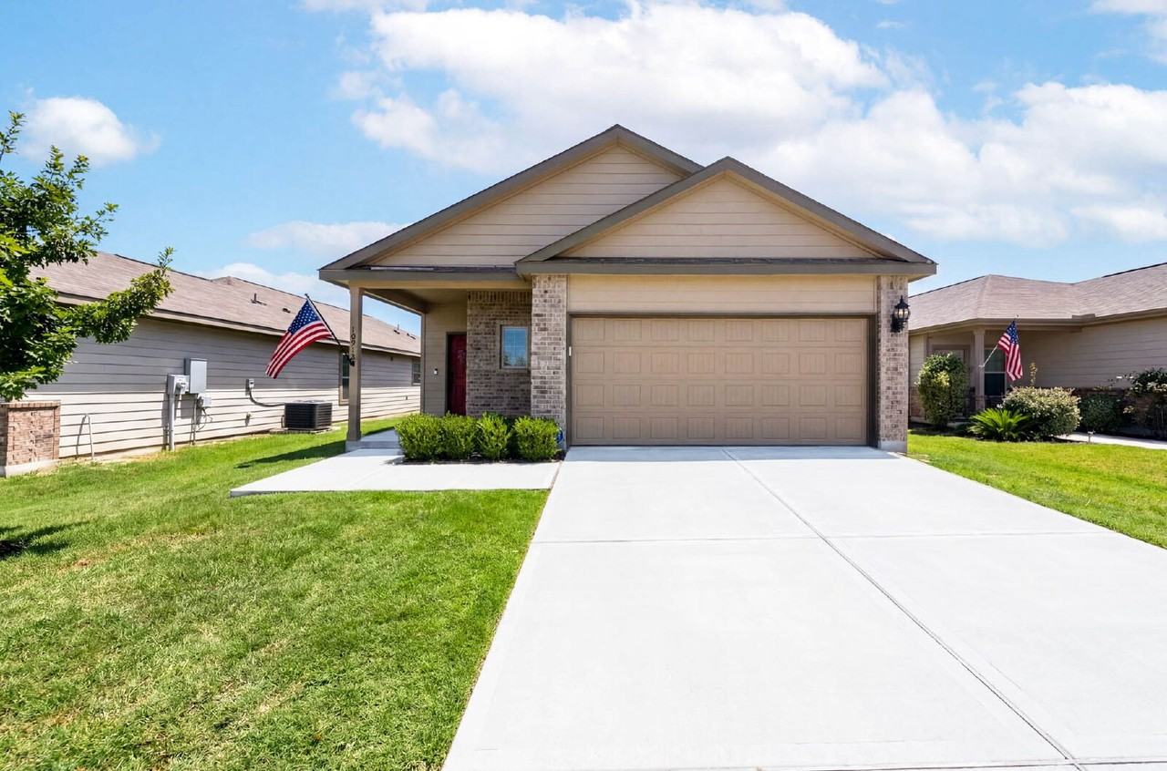 10918 Airmen Dr - Photo 2 of 36