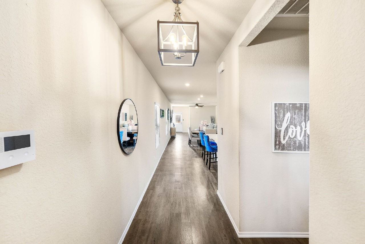 10918 Airmen Dr - Photo 4 of 36