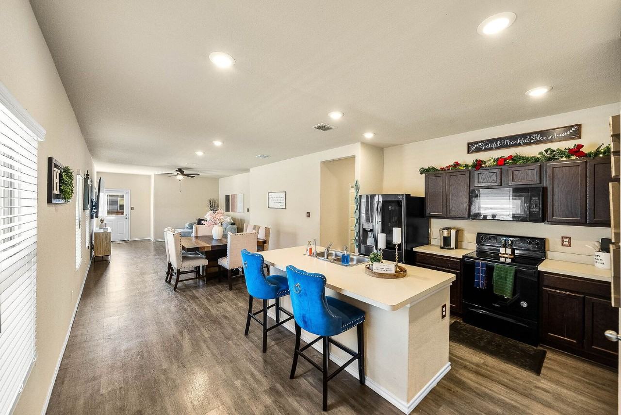 10918 Airmen Dr - Photo 5 of 36