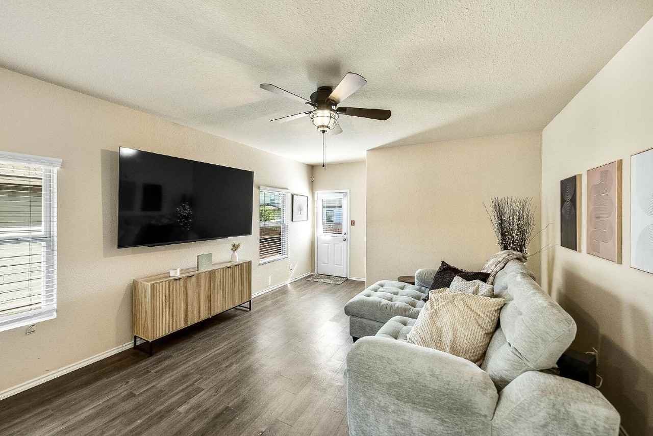 10918 Airmen Dr - Photo 6 of 36