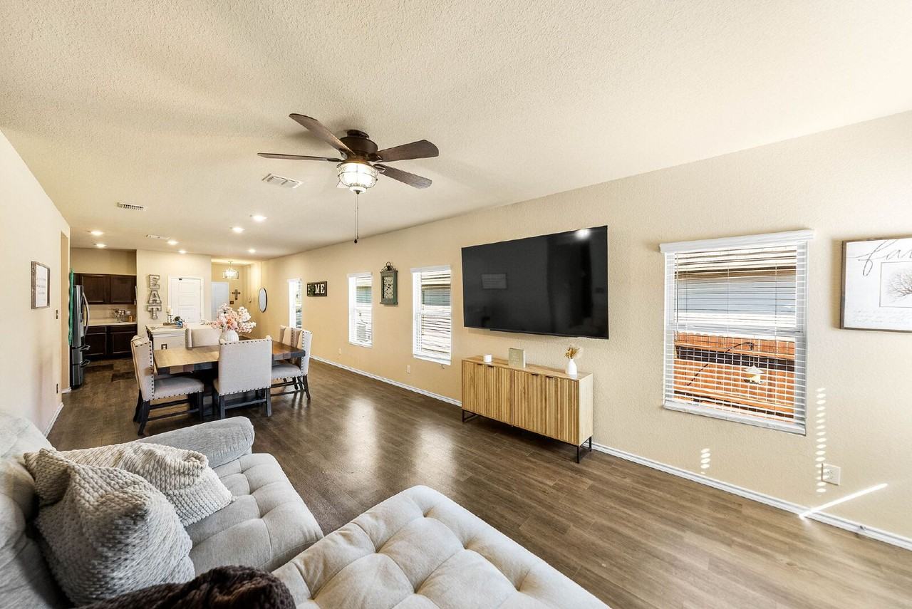 10918 Airmen Dr - Photo 7 of 36