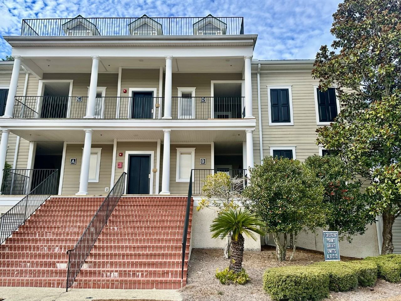 7 Crescent Point Dr - Photo 2 of 30