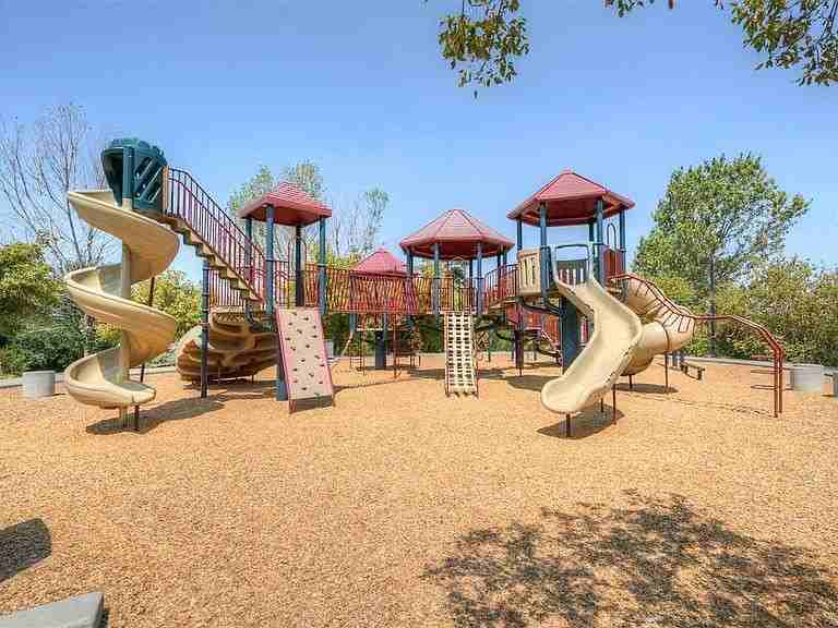 6273 Garner Ct - Photo 3 of 26