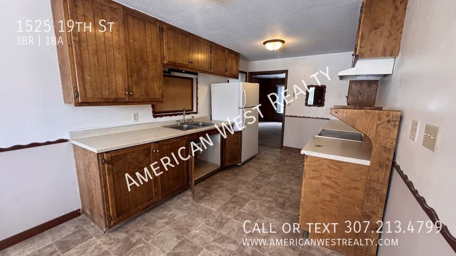 1525 19th St - Photo 3 of 15