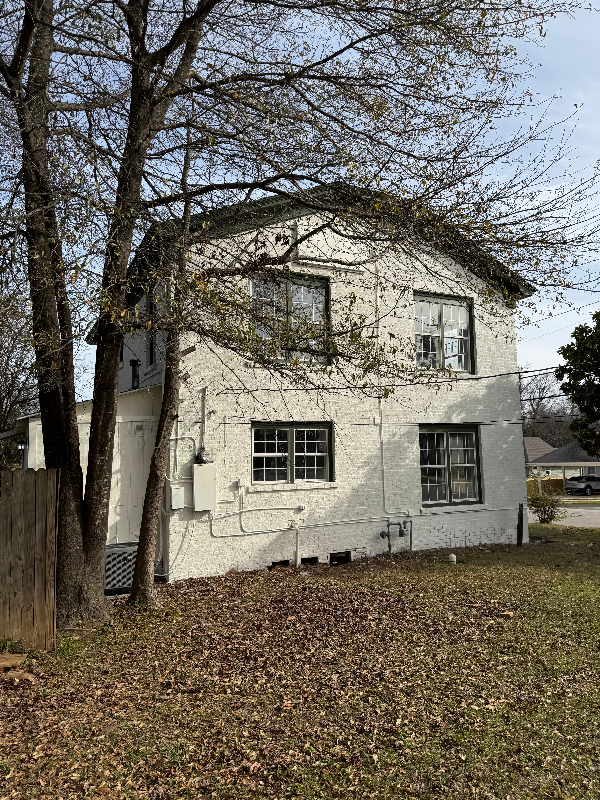 801 W Queen St - Photo 3 of 20