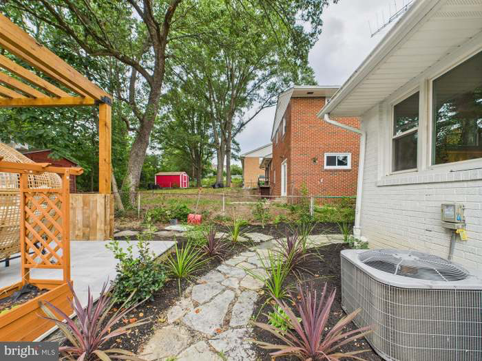 9214 Davidson St - Photo 3 of 10