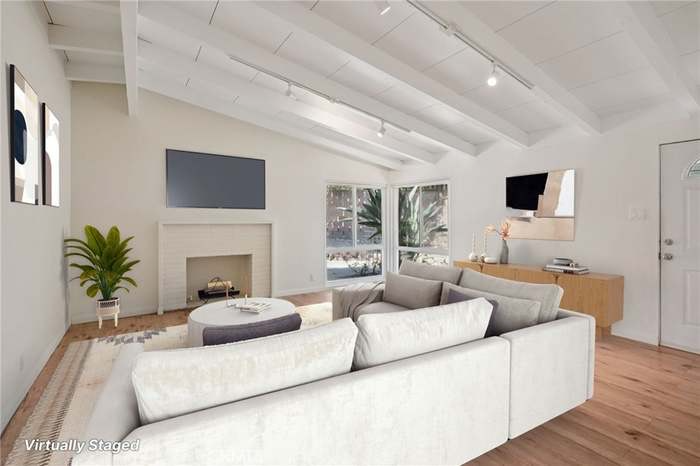 6138 N Traymore Ave - Photo 3 of 16