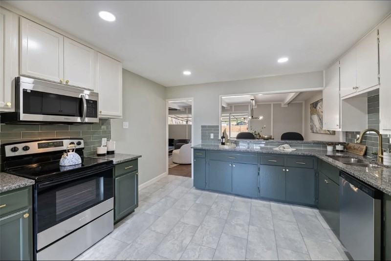 1411 Moore Ter - Photo 2 of 8