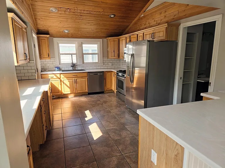 634 Tawas St - Photo 2 of 17