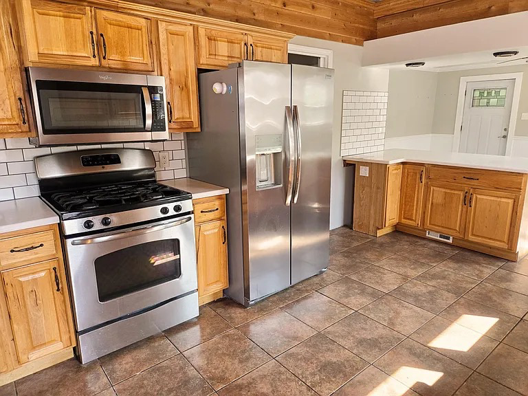 634 Tawas St - Photo 4 of 17