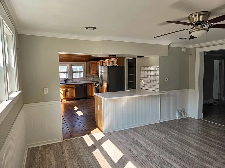 634 Tawas St - Photo 5 of 17