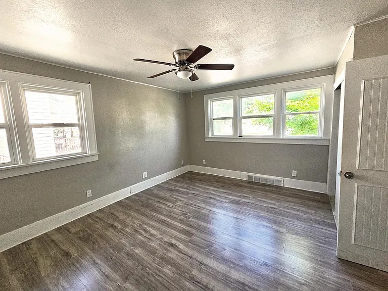 634 Tawas St - Photo 6 of 17