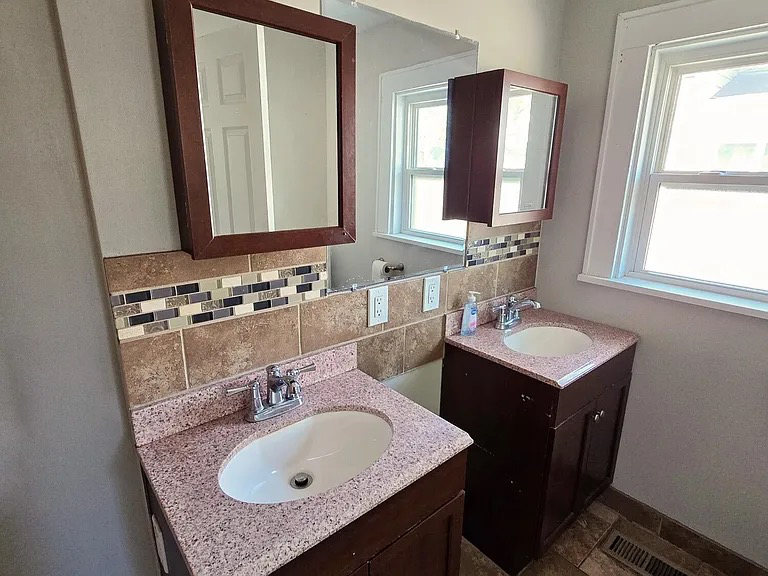 634 Tawas St - Photo 7 of 17