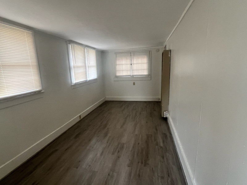 1015 Manitou Ave - Photo 3 of 4